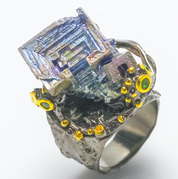 Дизайнерское кольцо ручной ручной работы из черного серебра с кристаллом висмута и натуральными камнями