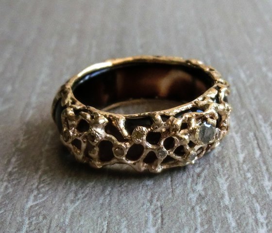 Авторское золотое кольцо из агата  с сапфирами и бриллиантами