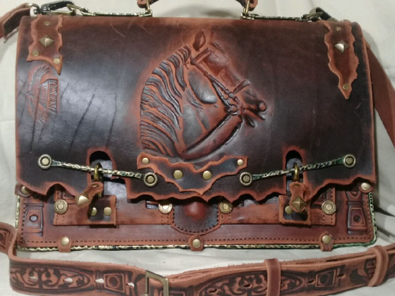 Уникальный портфель с изображением лошади  Лучший подарок для наездника  Кожа буйвола и ковка