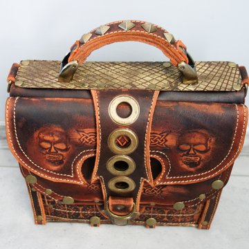 сумки  рюкзаки и портфели из натуральной кожи с кованными элементами