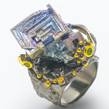Дизайнерское кольцо с кристаллом висмута