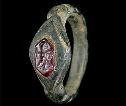 Кольцо с гранатом  Индо-греческое царство  2 век до н э 
