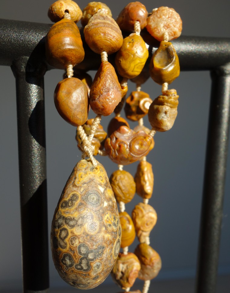 Ожерелье из золотых Гоби агатов
